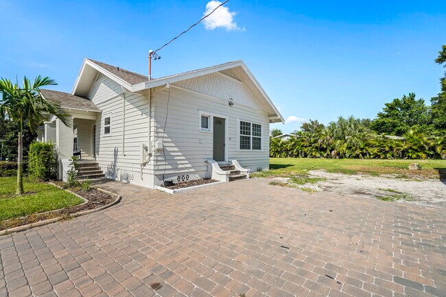 Building Photo - 2560 4th Ave S