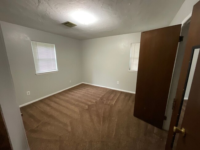 Building Photo - 3 Bed, 1 1/2 Bath, 1 Car Garage