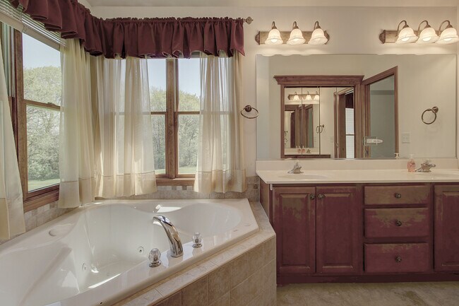 Building Photo - 403 E Main St