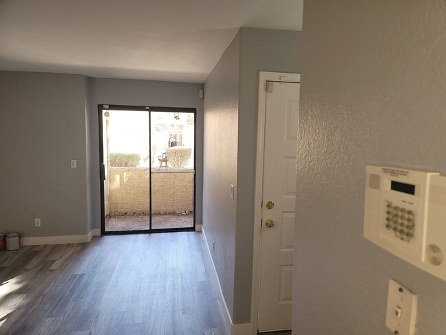 Building Photo - Spacious downstairs 2 bedrooms 2 bathroom ...