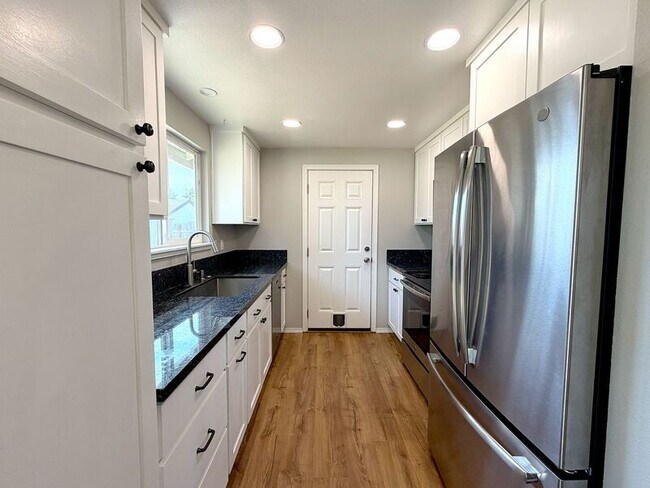 Building Photo - 410 Crona St