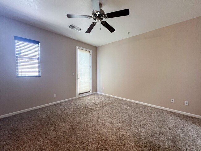 Building Photo - 3 Bd, 2.5 Ba Condo in Elk Grove