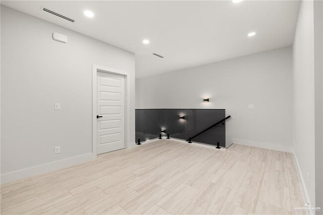 Building Photo - 1904 Sunset Dr