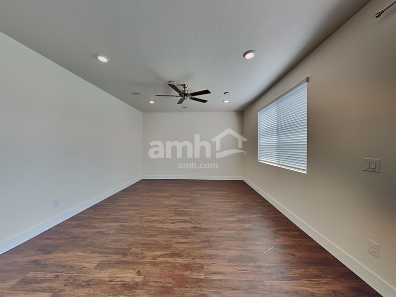 Building Photo - 955 S Moorside Ave