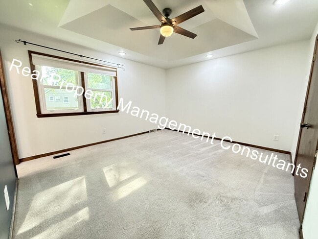 Building Photo - Spacious 4 Bedroom Home in Shawnee Mission!