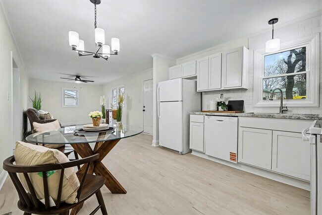 Building Photo - Two Bedroom Two Bathroom House with office and upstairs bonus room!   Fenced Yard!  Dogs Welcome!
