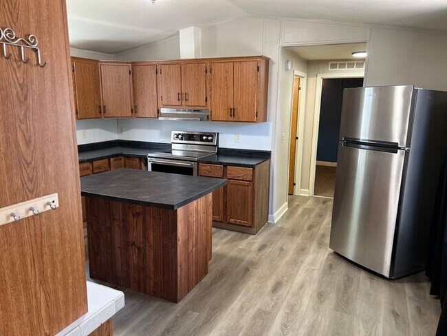 Building Photo - 3 Bed 2 Bath Home in Manhattan, KS