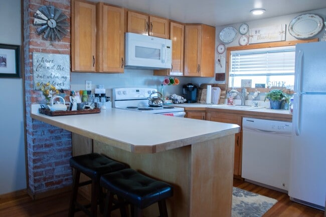 Building Photo - Quaint ranch style 1 bedroom, 1 bathroom in Windsor!