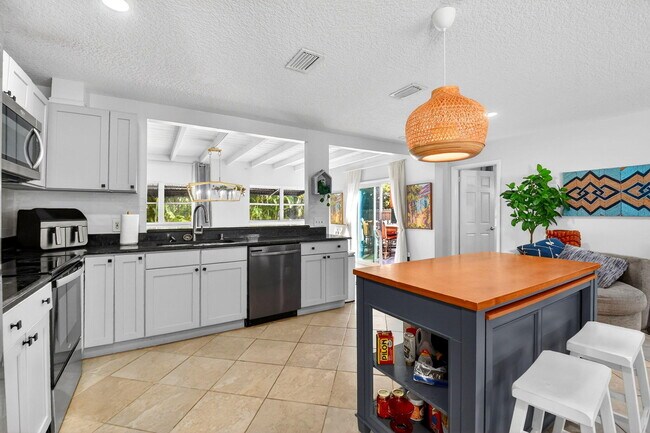 Building Photo - 320 Riverdale Rd