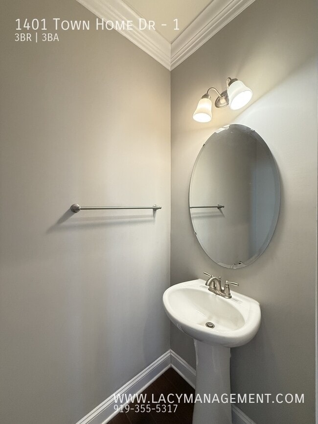 Building Photo - 1401 Town Home Dr