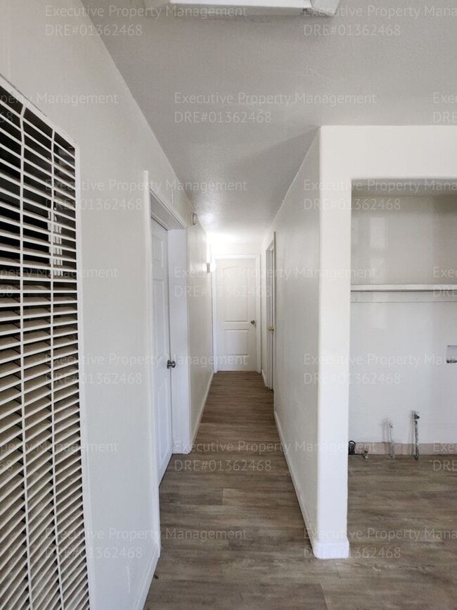 Building Photo - 3 bedroom/ 2 bathroom home