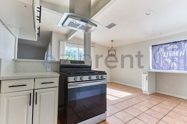 Building Photo - 915 N Holly St