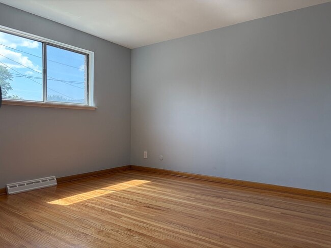 Building Photo - 562 Kenmore Ave