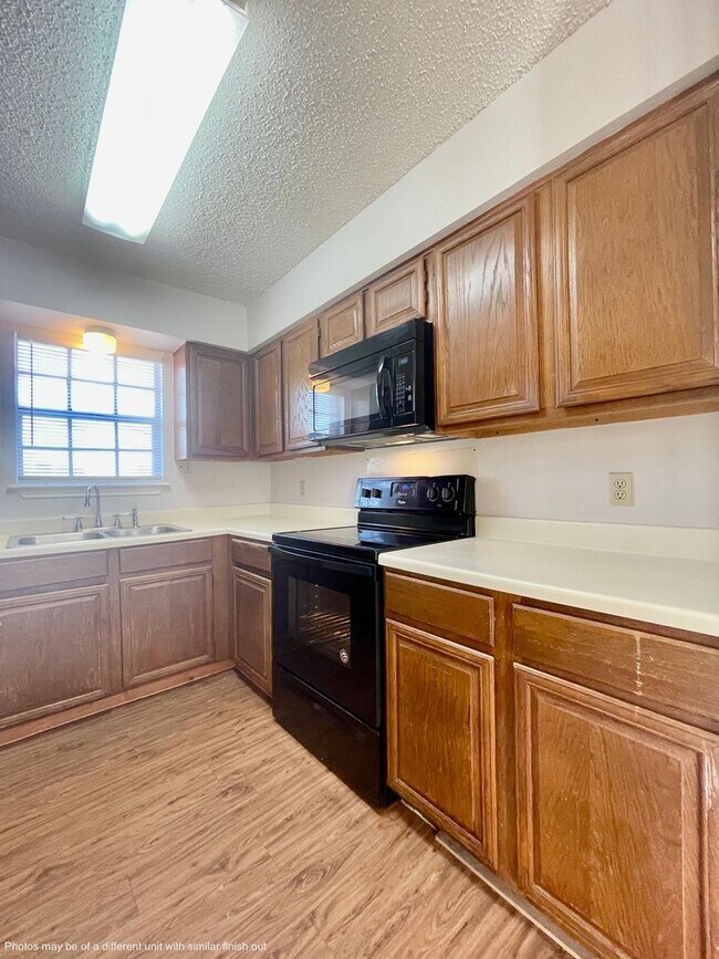 Building Photo - 3 Bedroom/2 Bath Apartment - New Paint & W...
