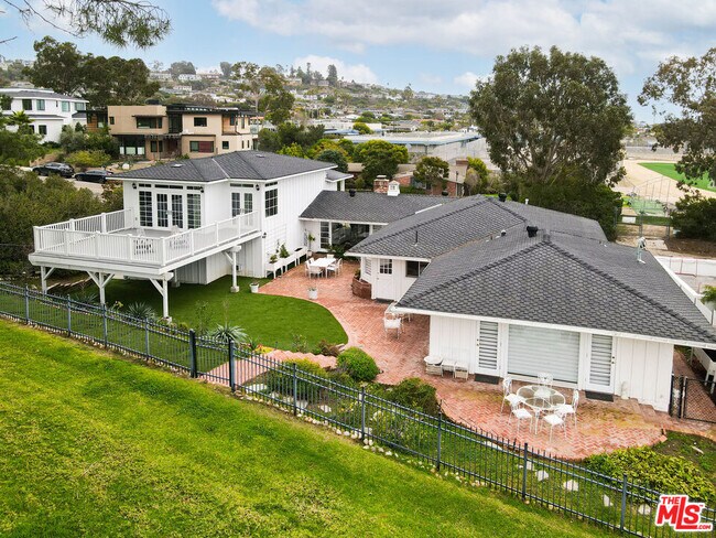 Building Photo - 1110 W Muirlands Dr