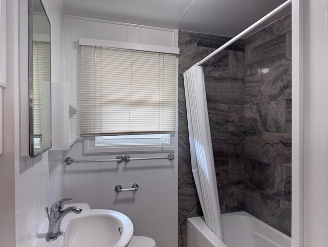 Building Photo - 2 Bed/1 Bath - Kahala - Quiet neighborhood...