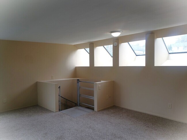 Building Photo - Fantastic SW Portland Home!