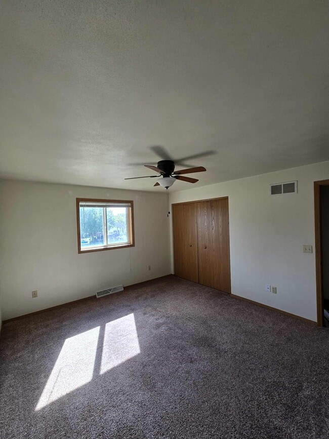 Building Photo - Townhouse (2 bdrm with 2.5 car garage, yard, private basmnt)