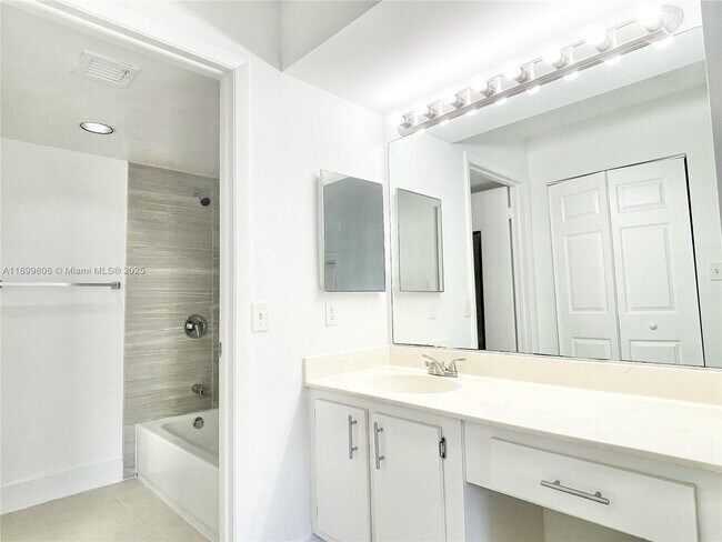 Building Photo - 9420 SW 140th Ct