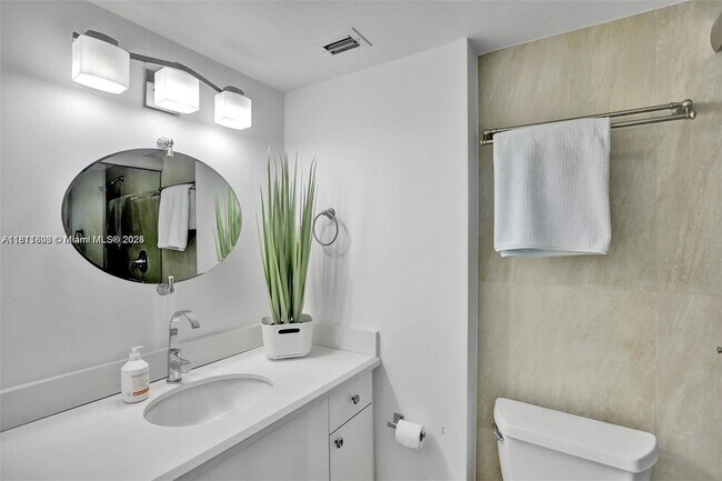 Building Photo - 18051 Biscayne Blvd