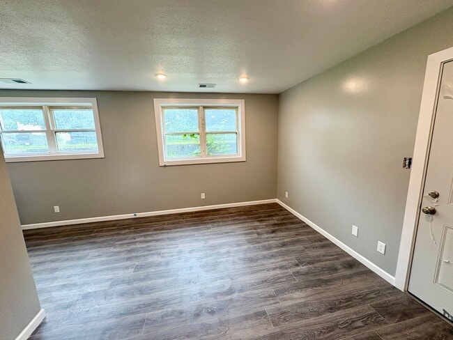 Building Photo - Newly Renovated From Top to Bottom (1 Bed / 1 Bath in Central MHK!)