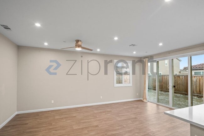 Building Photo - 572 Delicato Dr