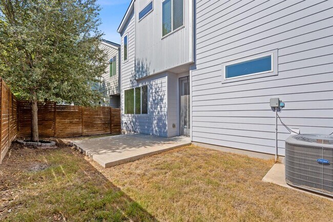 Building Photo - 801 N Bluff Dr