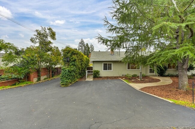 Building Photo - Charming 3 Bedroom, 2 Bath Home Close to Town