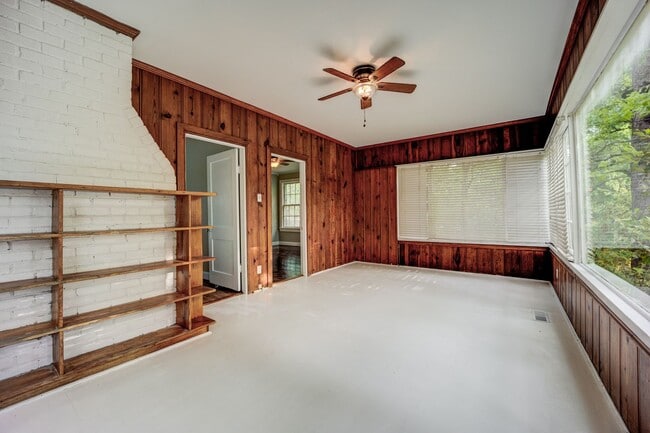 Building Photo - Freshly Updated 3 Bedroom Home