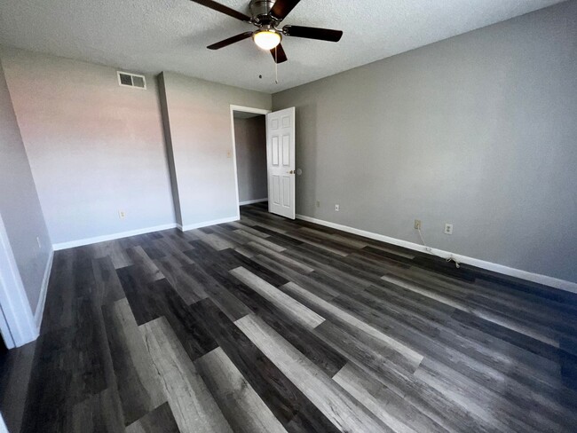 Building Photo - 3/2 Regency Gardens 1st Floor Condo with N...