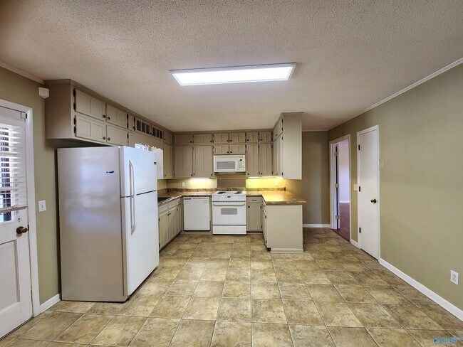 Building Photo - 6107 Trailwood Dr