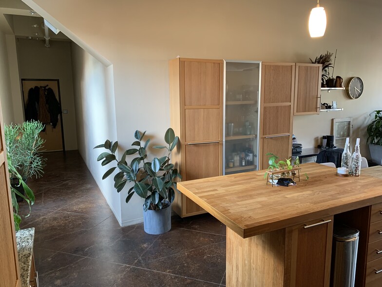 Elegant Unit Entryway - 27 Wareham St