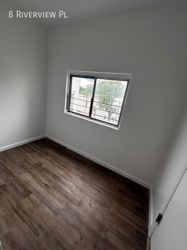 Building Photo - 8 Riverview Pl