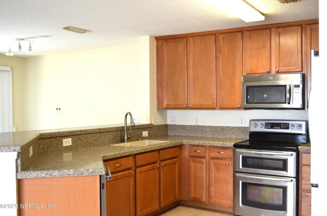 Building Photo - 800 Black Cherry Dr S