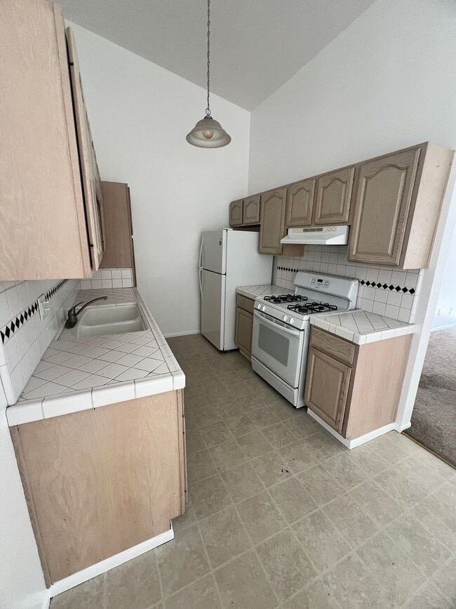 Building Photo - Midtown Ventura - Spacious one bedroom, one bath single level apartment