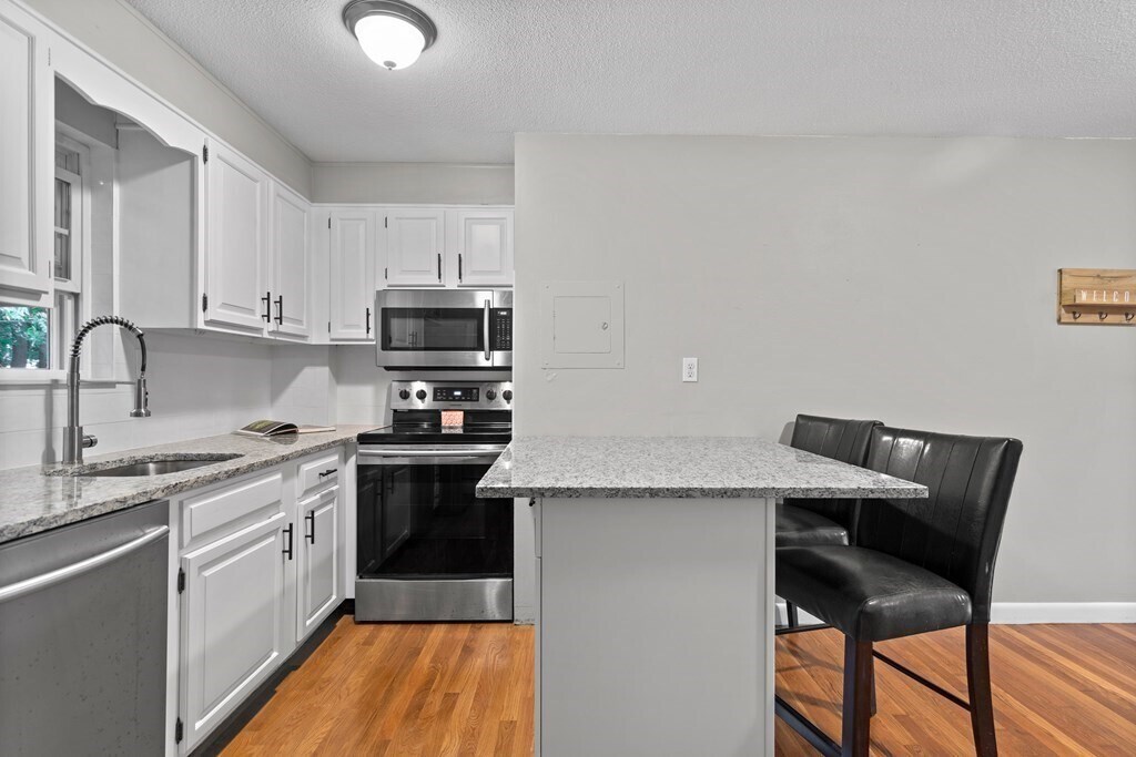 Kitchen - 25 Arlington Rd