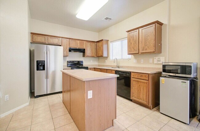 Building Photo - 17762 W Hearn Rd