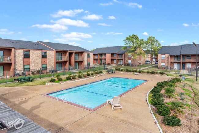 Building Photo - Adorable 2/2 Condo Available For Immediate...