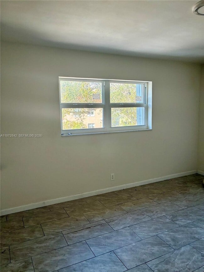 Building Photo - 1958 Monroe St