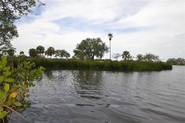 Building Photo - 329 Moorings Cove Dr