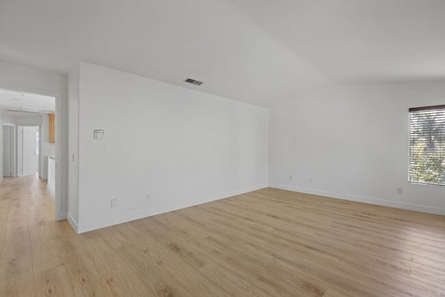 Building Photo - Gorgeous 3BD 2-Story Home in the Sorrento Community in Porter Ranch!