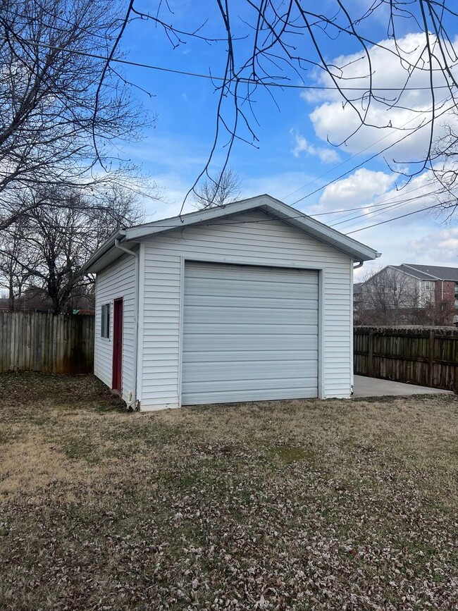 Building Photo - Updated 3 bedroom, 1 bathroom house