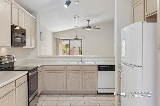 Building Photo - 2311 N Creek Vista Dr