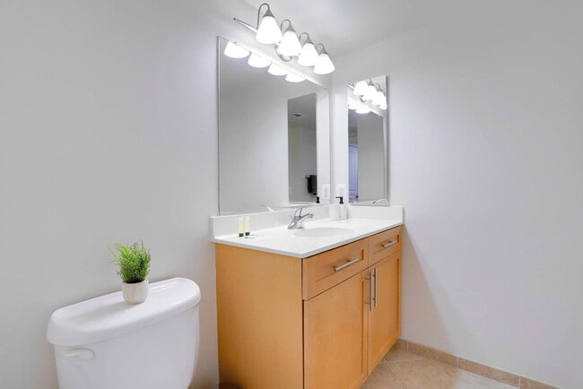 Building Photo - 550 14th St S