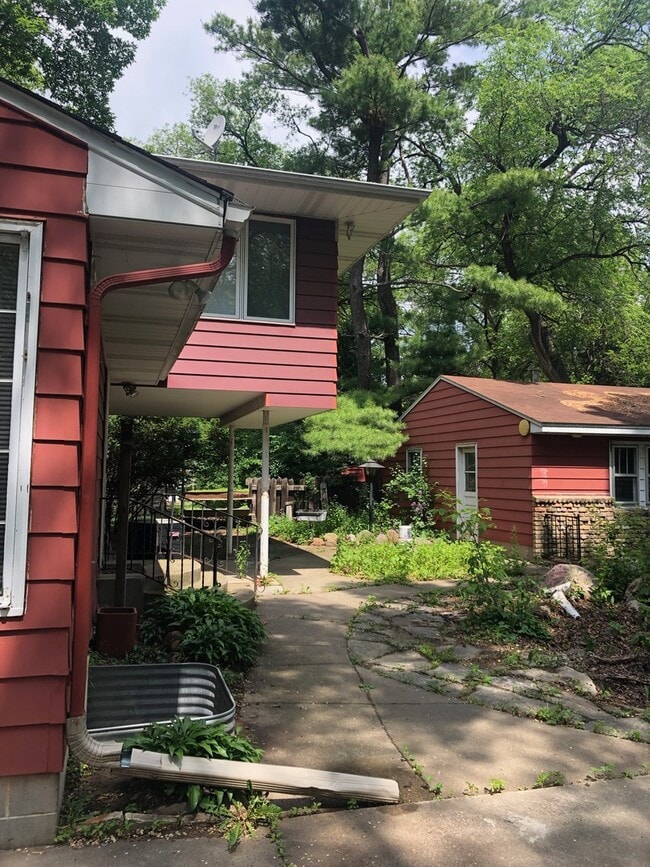 Building Photo - Single Family Home - River Views - Updated Finishes!