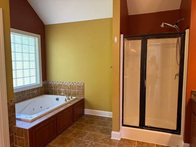 Building Photo - Beautiful Home in River Bluffs