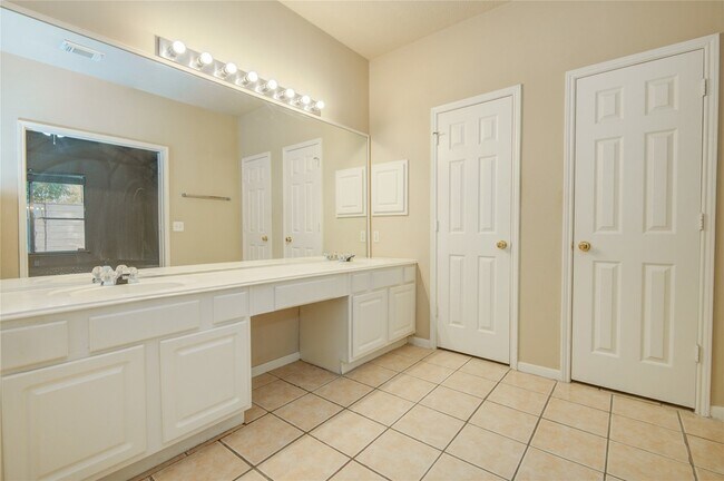 Building Photo - 18422 Auburn Woods Dr