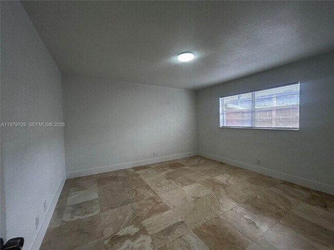 Building Photo - 916 SW 10th St