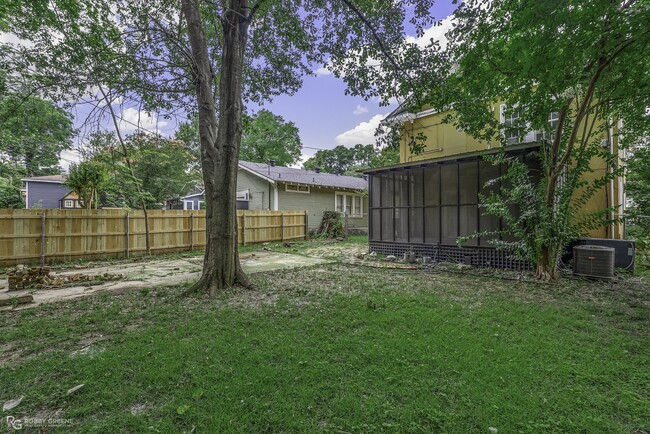 Building Photo - 409 Forest