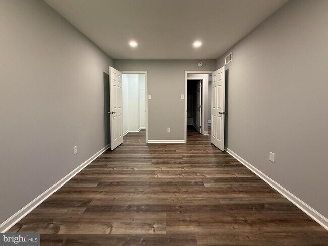Building Photo - 404 Dylan Dr